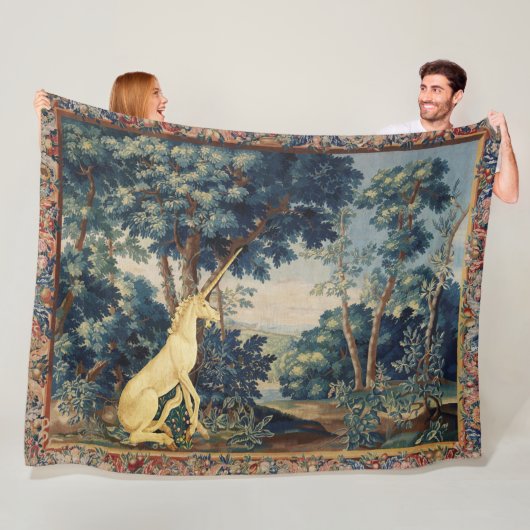 UNICORN IN WOODLAND LANDSCAPE,BOMEN,GROEIEN FLEECE DEKEN (In situ)