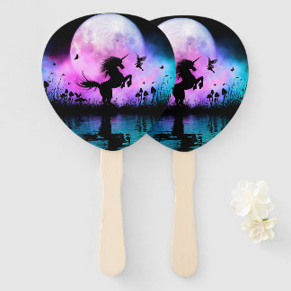 Unicorn met een beetje fee handwaaier