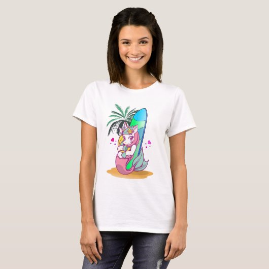 Unicorn met surfboard op het strand t-shirt (Voorkant volledig)