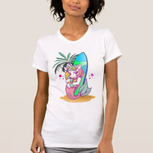 Unicorn met surfboard op het strand t-shirt