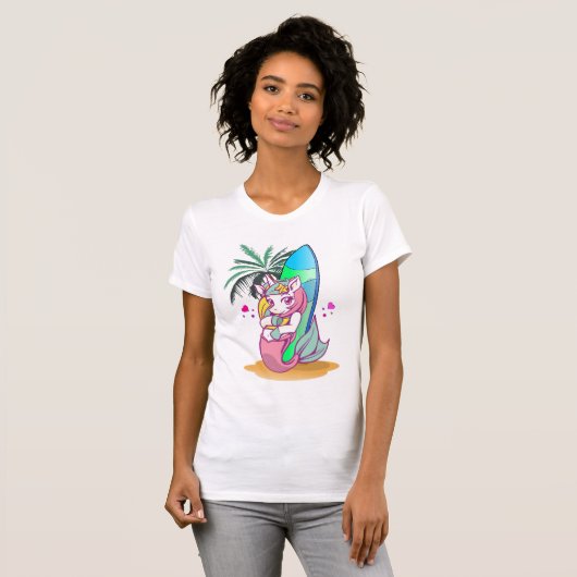 Unicorn met surfboard op het strand t-shirt (Voorkant volledig)