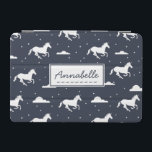 Unicorn Midnight Sky Pattern - Gepersonaliseerd iPad Mini Cover<br><div class="desc">Unicorns,  sterren en puffe wolken in een droomhemel van middernacht op gepersonaliseerde cover.</div>