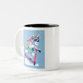 Unicorn op een scooter tweekleurige koffiemok (Voorkant links)