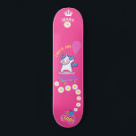 Unicorn op skateboard met persoonlijke onderschrif<br><div class="desc">Unicorn op skateboard met gepersonaliseerde titels Unicorn Persoonlijk Skateboard KLIK op PERSONALIZE SJABLOON OPTIE EN GA de NAAM IN. U kunt andere titels ook aanpassen. Rol skateboard ontworpen met levendige kleuren en voor de achtergrond en een funky eenhoorn die op een skateboard staat. Dit Skateboard maakt een geweldig cadeauidee voor...</div>