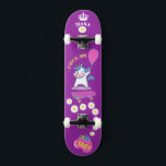 Unicorn op skateboard met persoonlijke onderschrif<br><div class="desc">Unicorn op skateboard met gepersonaliseerde titels Unicorn Persoonlijk Skateboard KLIK op PERSONALIZE SJABLOON OPTIE EN GA de NAAM IN. U kunt andere titels ook aanpassen. Rol skateboard ontworpen met levendige kleuren en voor de achtergrond en een funky eenhoorn die op een skateboard staat. Dit Skateboard maakt een geweldig cadeauidee voor...</div>