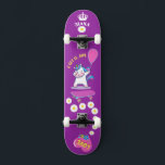 Unicorn op skateboard met persoonlijke onderschrif<br><div class="desc">Unicorn op skateboard met gepersonaliseerde titels Unicorn Persoonlijk Skateboard KLIK op PERSONALIZE SJABLOON OPTIE EN GA de NAAM IN. U kunt andere titels ook aanpassen. Rol skateboard ontworpen met levendige kleuren en voor de achtergrond en een funky eenhoorn die op een skateboard staat. Dit Skateboard maakt een geweldig cadeauidee voor...</div>