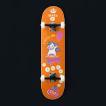 Unicorn op skateboard met persoonlijke onderschrif<br><div class="desc">Unicorn op skateboard met gepersonaliseerde titels Unicorn Persoonlijk Skateboard KLIK op PERSONALIZE SJABLOON OPTIE EN GA de NAAM IN. U kunt andere titels ook aanpassen. Rol skateboard ontworpen met levendige kleuren en voor de achtergrond en een funky eenhoorn die op een skateboard staat. Dit Skateboard maakt een geweldig cadeauidee voor...</div>