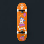 Unicorn op skateboard met persoonlijke onderschrif<br><div class="desc">Unicorn op skateboard met gepersonaliseerde titels Unicorn Persoonlijk Skateboard KLIK op PERSONALIZE SJABLOON OPTIE EN GA de NAAM IN. U kunt andere titels ook aanpassen. Rol skateboard ontworpen met levendige kleuren en voor de achtergrond en een funky eenhoorn die op een skateboard staat. Dit Skateboard maakt een geweldig cadeauidee voor...</div>
