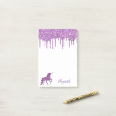 Unicorn paarse glitter drip witte naam post-it® notes (Op bureau)