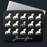 Unicorn Pattern Personalized Black White Girls Laptop Sleeve<br><div class="desc">Unicorn Pattern Persoonlijke zwarte en witte Silhouette Girls neopreen laptophoes. Een patroon van witte eenhoornsilhouetten op zwarte achtergrond. Rode, oranje, gele, groene, blauwe en paarse kleuren voor de middelste eenhoorn in een regenboogvormig waterverf. Pas dit hoesje van douanelaptop met naam in mooie manuscriptdoopvont onder de eenhoorns aan. unicorn over elektronische...</div>