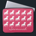 Unicorn Pattern Persoonlijke roze Silhouette Girls Laptop Sleeve<br><div class="desc">Unicorn Pattern gepersonaliseerde roze Silhouette Girls Neopree Laptop Sleeve. Een patroon van witte eenhoornsilhouettes op een lichtroze achtergrond. Pas aan om achtergrondkleur in een andere kleur te veranderen. Pas dit hoesje van douanelaptop met naam in mooie manuscriptdoopvont onder de eenhoorns aan. unicorn over elektronische accessoires voor kinderen, tweens en tieners...</div>