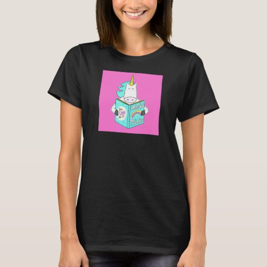 Unicorn Reading Magic Tricks Book Cute Humor Pink T-shirt (Voorkant)