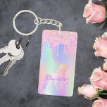 Unicorn roze glitter druppelt naam holografisch op sleutelhanger<br><div class="desc">Een trendy holografische achtergrond met eenhoorn en pastelkleuren in roze,  paarse,  mintgroen. Versierd met faux glitter druppels,  verf druppelen look. Personaliseer en voeg jouw namen toe. Paarse letters. Een beetje alledaagse glamour om je dag op te fleuren!</div>