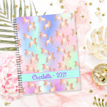 Unicorn roze irdescent roos goudnaam 2022 planner<br><div class="desc">Een trendy irdescent kleurige achtergrond met eenhoorn- en regenboogpastelkleuren in roze,  paars,  roos goud,  muntgroen. Gedemoreerd met een gouden kleurig eenhoornpatroon. Personaliseer en voeg een naam en een jaar 2021 toe die met een giraal modern handgeschreven stijlmanuscript wordt geschreven. Paarse gekleurde letters.</div>