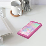 Unicorn roze paarse glitter monogram drievoud portemonnee<br><div class="desc">Een holografische, iriserende achtergrond, roze, paars en roos goud. Gedemoreerd met roze faux glitter stof en een regenboogkleurige eenhoorn. Personaliseer en voeg jouw naam toe. De naam wordt geschreven met een handgeschreven stijlmanuscript met schuine streep. Om de spoelbeurten te houden schrap slechts de steekproefnaam, verlaat de ruimten of emoji's voor...</div>