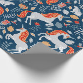 Unicorns, konijnen, vogels, bloemen op een blauwe  cadeaupapier (Hoek)