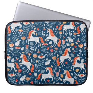 Unicorns, konijnen, vogels, bloemen op een blauwe laptop sleeve