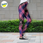 Uniek Argyle Patroon Roze Paarse aangepaste tekst Leggings<br><div class="desc">Deze roze en zwarte geruite leggings geven niet alleen een stijlvolle touch aan je garderobe,  maar bieden ook de mogelijkheid om Gods liefde te delen met de mensen om je heen. Pas ze aan met je favoriete geschrift of boodschap om positiviteit en inspiratie te verspreiden,  waar je ook gaat.</div>