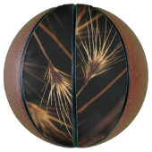 Uniek kort barstend wild gras basketbal (Verticaal)