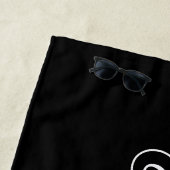 Uniek monogram voor speciale zwart-witnamen strandlaken (In situ)