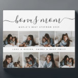 Uniek Script Fotocollage Bonus Moeder Moederdag Fotoplaat<br><div class="desc">Eer een speciale stiefmoeder deze Moederdag met onze Unique Script Photo Collage Bonus Mom teken. Het smelt een strakke, rechthoekige fotocollage met tijdloze elegantie. De monochrome snapshots en handgeschreven kalligrafie vangen de liefde van een familie, waardoor het een uniek modern, chic en sentimenteel cadeau is. Dit stuk brengt prachtig de...</div>