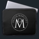 Uniek zwart wit monogram Logo Laptop Sleeve<br><div class="desc">Een eenvoudig uniek decoratief monogram met gestapelde typografie laptop sleeve. Creëer uw eigen persoonlijke typografische logo. Gebruik het eenvoudige ontwerpgereedschap om lettertypen of achtergrondkleur te wijzigen.</div>