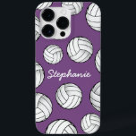 Unieke aangepaste naam Volleybal Paarse Case-Mate iPhone Case<br><div class="desc">Een coole iPhone pro max hoesje met een aangepaste naam en een verstrooiing van volleyballen tegen een pastel paarse achtergrond.</div>