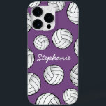 Unieke aangepaste naam Volleybal Paarse Case-Mate iPhone Case<br><div class="desc">Een coole iPhone pro max hoesje met een aangepaste naam en een verstrooiing van volleyballen tegen een pastel paarse achtergrond.</div>