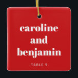 Unieke Aangepaste Plaats Kaart Kerstbruiloft Rood Keramisch Ornament<br><div class="desc">Maak uw winterbruiloft extra speciaal met dit unieke keramische ornament in rood en wit, dat zich verdubbelt als een gepersonaliseerde plaatskaart voor uw gasten. Met hun naam in elegante typografie, dient het als een doordachte escortkaart en een aandenken dat ze kunnen koesteren. Perfect voor een kerstbruiloft, dit feestelijke ontwerp voegt...</div>