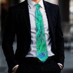 Unieke Aqua Green Blue Monogram Stropdas<br><div class="desc">Pas deze unieke moderne abstracte vloeistofkunst aan in prachtig aqua groen blauw met een slag roze stropdas met je Initialen. Als u de initialen liever niet opneemt, verwijdert u ze gewoon uit het veld Personalisatie. Dit stropdas heeft een aantal mooie felle kleuren van de oceaan en zal een geweldige aanvulling...</div>