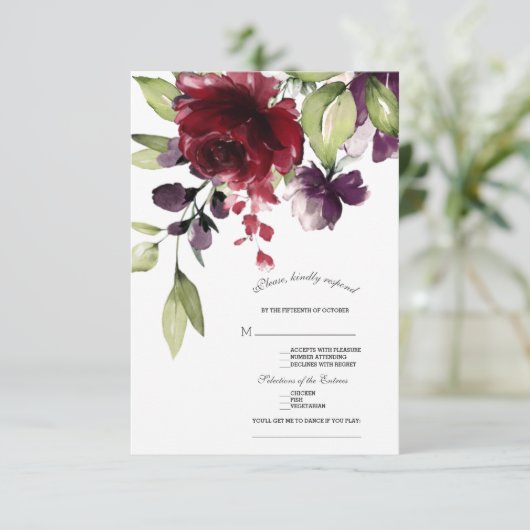 Unieke Burgundy Blush Bloemen Gouden Trouw RSVP Kaartje (Staand voorkant)