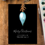 Unieke Eenvoudige Blauwe Waterverf Kerstbal Feestdagenkaart<br><div class="desc">Personaliseer deze kaart met jouw naam voor een unieke originele kerstkerstkaart. Ik heb deze eenvoudige blauw-groene blauwgroen kerstbal met de hand geschilderd. De gouden botanische bladeren hangen een ornament in stijl op een zwarte achtergrond. Modern elegant vrolijk kerstscript en familienaam zijn in het wit. Alle tekst is bewerkbaar. Ik hoop...</div>