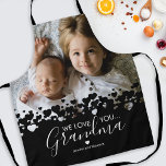 Unieke Grandma Photo Apron Schort<br><div class="desc">Hun is geen betere kok dan oma! Op zoek naar een speciaal cadeau voor je grootmoeder,  dan is dit gepersonaliseerde platform perfect met een kostbare familiefoto van de kinderen,  een modern schattig ontwerp van de hartgrens,  het gezegde "we houden van je oma" en de namen van de kleinkinderen.</div>