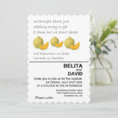 Unieke, grappige cantaloupe bruiloft uitnodiging (Staand voorkant)