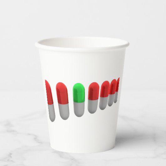 Unieke groene pil tussen rode capsules papieren bekers (Voorkant)