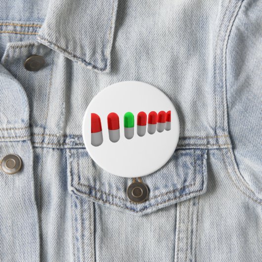 Unieke groene pil tussen rode capsules ronde button 7,6 cm (In situ)