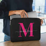 Unieke Initiaal Naam l Zwart & Vet Roze Typografie Laptop Sleeve<br><div class="desc">Upgrade uw technische stijl met onze Modern Clean Black & Bold Pink Monochrome Initiaal laptophoes. Dit sleeve is vervaardigd uit een stijlvol zwart exterieur, geaccentueerd door opvallende, opvallende, roze, monochrome initialen en biedt een moderne beschermingsfunctie met een vleugje persoonlijke elegantie. Verhoog de look van uw laptop en bescherm hem in...</div>