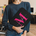 Unieke Initiaal Naam l Zwart & Vet Roze Typografie Laptop Sleeve<br><div class="desc">Upgrade uw technische stijl met onze Modern Clean Black & Bold Pink Monochrome Initiaal laptophoes. Dit sleeve is vervaardigd uit een stijlvol zwart exterieur, geaccentueerd door opvallende, opvallende, roze, monochrome initialen en biedt een moderne beschermingsfunctie met een vleugje persoonlijke elegantie. Verhoog de look van uw laptop en bescherm hem in...</div>