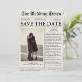 Unieke krantenfoto bruiloft Bewaar de datum Kaart (Staand voorkant)