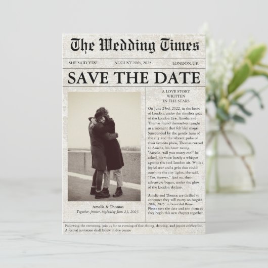 Unieke krantenfoto bruiloft Bewaar de datum Kaart (Staand voorkant)