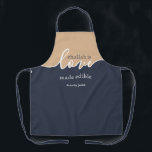 Unieke Minimalistische Manuscript Challah is Love  Schort<br><div class="desc">Uniek minimalistisch script Challah is Love Made Eetble. NAVY & TAN Apron. Dankzij het schone ontwerp van modern script zal je favoriete bakker glimlachen.Uw Homemade Challah is een kunstwerk dat lijst waard is. Onderteken uw meesterwerk met een bloei met deze ondergeciteerde, klare ALGEMENE AFDRUKTE APRON.. Coördineert met ons bijbehorende Rising...</div>
