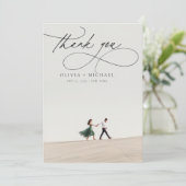 Unieke minimalistische script foto bruiloft bedankkaart (Staand voorkant)