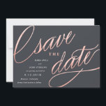 Unieke Moderne Sparen de Data | Roos Gold Save The Date<br><div class="desc">Deze unieke,  moderne sparen de data kenmerkt fancy manuscript in een faux effect van de gouden folie van het roos op een grijze achtergrond,  met de details van de trouwaankondiging in wit. De backer is voorzien van een trendy roos gouden streep patroon.</div>