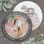 Unieke Ronde Foto Modern Grijs Chalkboard Bruiloft Save The Date<br><div class="desc">kondig het vrolijke nieuws van uw verloving aan en de aanstaande bruiloft met unieke ronde douanefoto sparen de data. De twee afbeeldingen en alle formuleringen op deze uitnodiging zijn eenvoudig te personaliseren. (AFBEELDING PLACEMENT TIP: Een gemakkelijke manier om een foto precies te centreren hoe u wilt is het te bebouwen...</div>