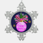 Unieke Roze Lint Bauble Tin Sneeuwvlok Ornament (Voorkant)