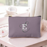 Unieke stijlvolle naam en monogram typografie Paar Etui<br><div class="desc">Een prachtig accessoire zakontwerp met een stijlvolle weergave van jouw naam en monogram met klassieke series en een scripttypografie in een evenwichtige en symmetrische harmonie. De drie elementen gaan samen met een verfijnde harmonie en creëer je eigen persoonlijke branding logo. Hier getoond met een populaire stoffige paarse achtergrond met monogram...</div>