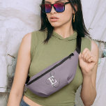 Unieke stijlvolle naam en monogram typografie Paar Heuptasje<br><div class="desc">Een op maat gemaakt fanny pack-ontwerp met een stijlvolle weergave van jouw naam en monogram met klassieke series en een scripttypografie in een evenwichtige en symmetrische harmonie. De drie elementen gaan samen met een verfijnde harmonie en creëer je eigen persoonlijke branding logo. Hier getoond met een populaire stoffige paarse achtergrond...</div>