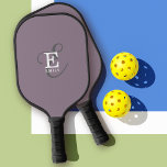 Unieke stijlvolle naam en monogram typografie Paar Pickleball Paddle<br><div class="desc">Het draait allemaal om jou met dit prachtige pickleball paddle design. Het heeft een elegante stijlvolle weergave van jouw naam en monogram met klassieke series en een meer scripttypografie in een evenwichtige symmetrie. De drie elementen gaan samen met een verfijnde harmonie en creëer je eigen persoonlijke branding logo. Hier getoond...</div>