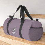 Unieke stijlvolle naam en monogram typografie Paar Plunjezak<br><div class="desc">Een prachtig duffle bag design met een stijlvolle weergave van jouw naam en monogram met klassieke series en een scripttypografie in een evenwichtige en symmetrische harmonie. De drie elementen gaan samen met een verfijnde harmonie en creëer je eigen persoonlijke branding logo. Hier getoond met een trendy stoffige paarse achtergrond met...</div>