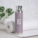 Unieke stijlvolle naam en monogram typografie Paar Waterfles<br><div class="desc">Het draait allemaal om jou met dit prachtige waterflesontwerp. Het heeft een elegante stijlvolle weergave van jouw naam en monogram met klassieke series en een meer scripttypografie in een evenwichtige symmetrie. De drie elementen gaan samen met een verfijnde harmonie en creëer je eigen persoonlijke branding logo. Hier getoond met een...</div>